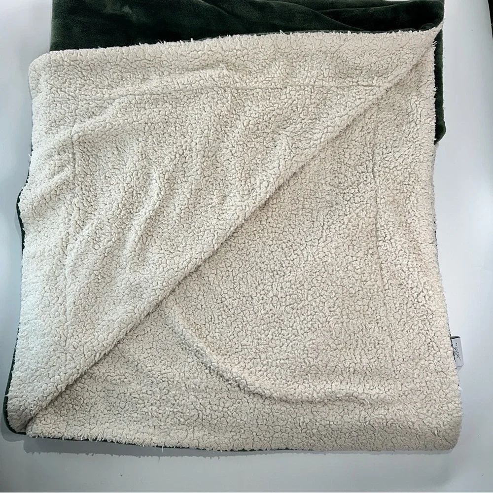 Life Comfort Oversized Throw Blanket Sherpa Plush Green Cream 70x70